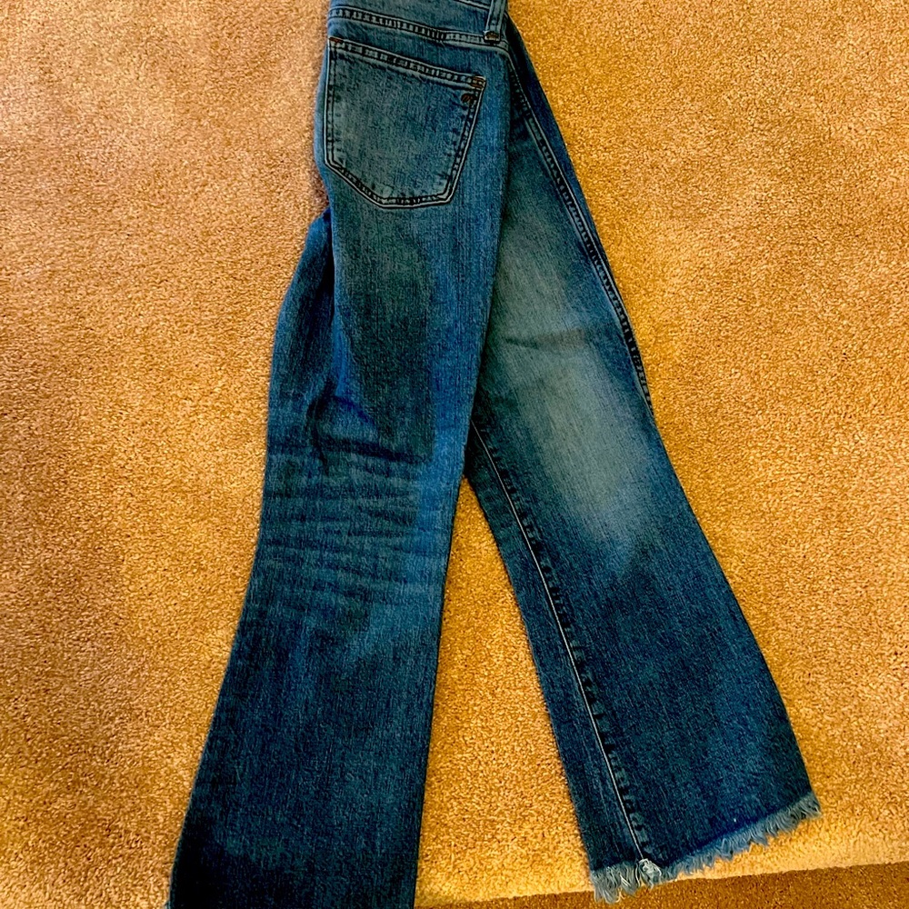 Frayed straight-leg cropped jeans.